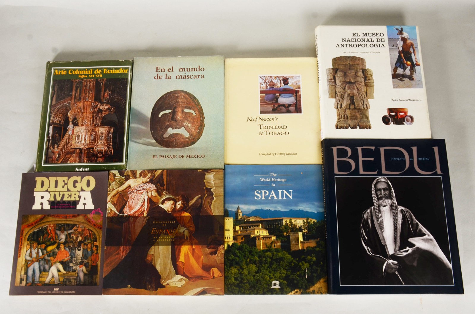Oito livros: A) En le Mundo De La Máscara - El Paisaje De México. B)... - foto 1 de 8