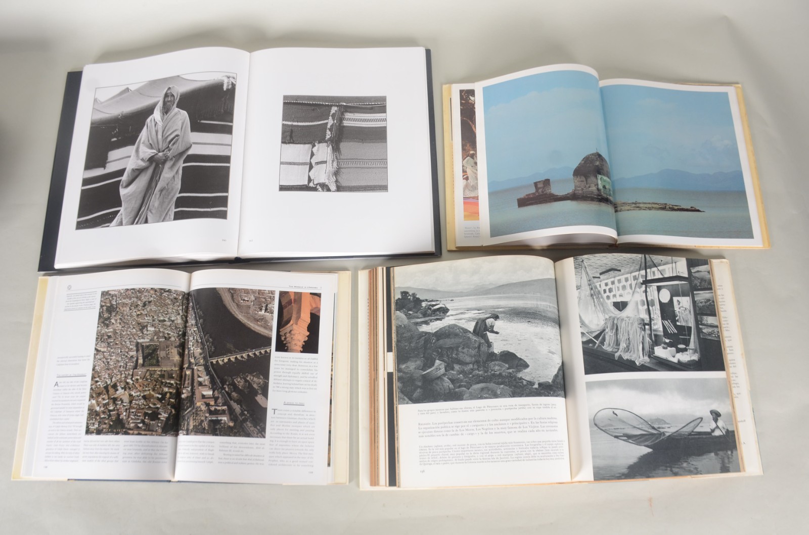 Oito livros: A) En le Mundo De La Máscara - El Paisaje De México. B)... - foto 6 de 8