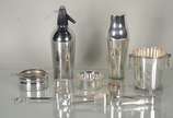 Sete peças de metal prateado, sendo: garrafa pa... - Sete peças de metal prateado, sendo: garrafa para sifão; balde para gelo, coqueteleira; 2 porta garrafas; porta adoçante e dosador de bebida.