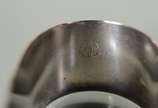 Sete peças de metal prateado, sendo: garrafa pa... - Sete peças de metal prateado, sendo: garrafa para sifão; balde para gelo, coqueteleira; 2 porta garrafas; porta adoçante e dosador de bebida.