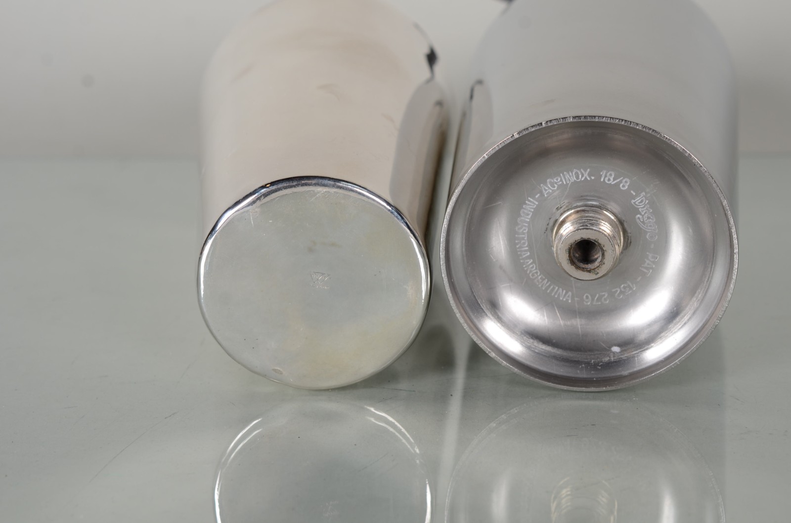 Sete peças de metal prateado, sendo: garrafa para sifão; balde para... - foto 9 de 11