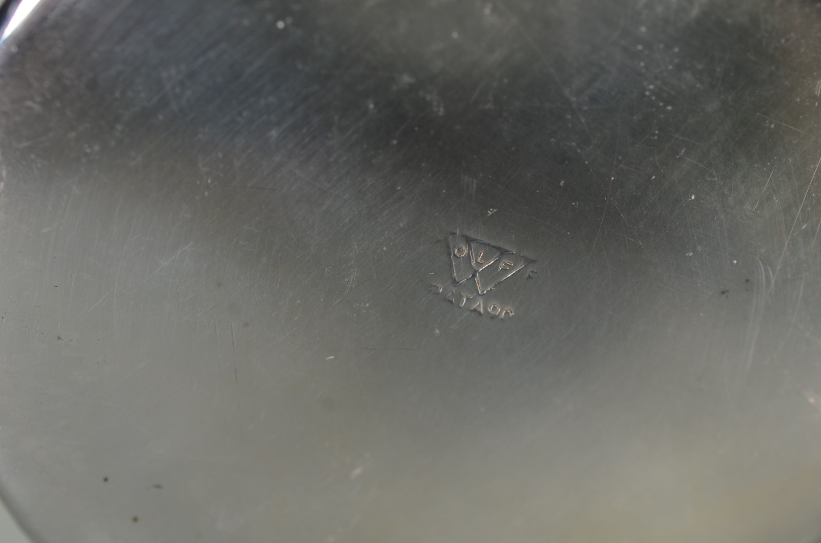 Sete peças de metal prateado, sendo: garrafa para sifão; balde para... - foto 10 de 11