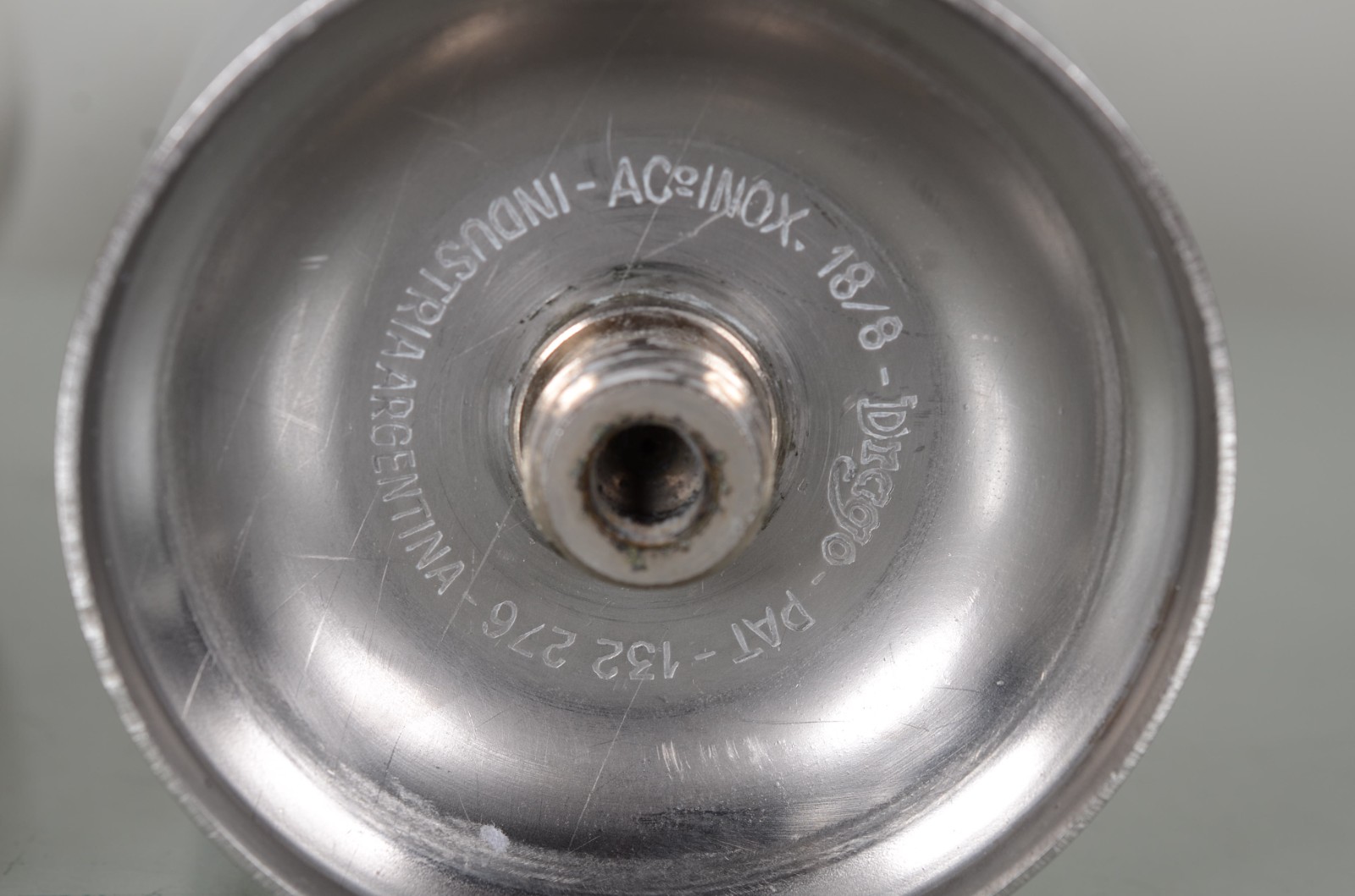 Sete peças de metal prateado, sendo: garrafa para sifão; balde para... - foto 11 de 11
