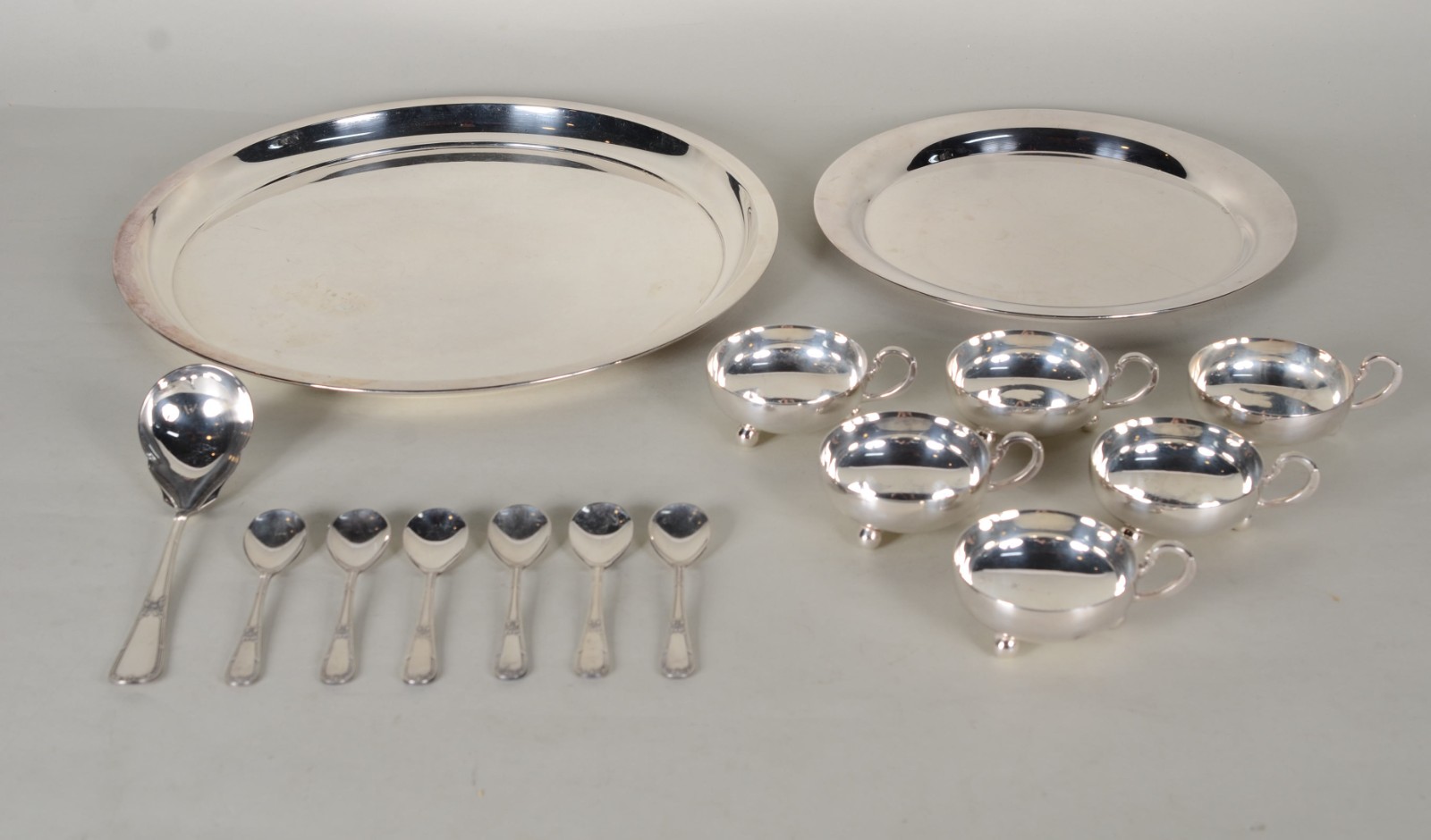 Diversas peças de metal prateado, sendo: conjunto com 6 taças de... - foto 1 de 10