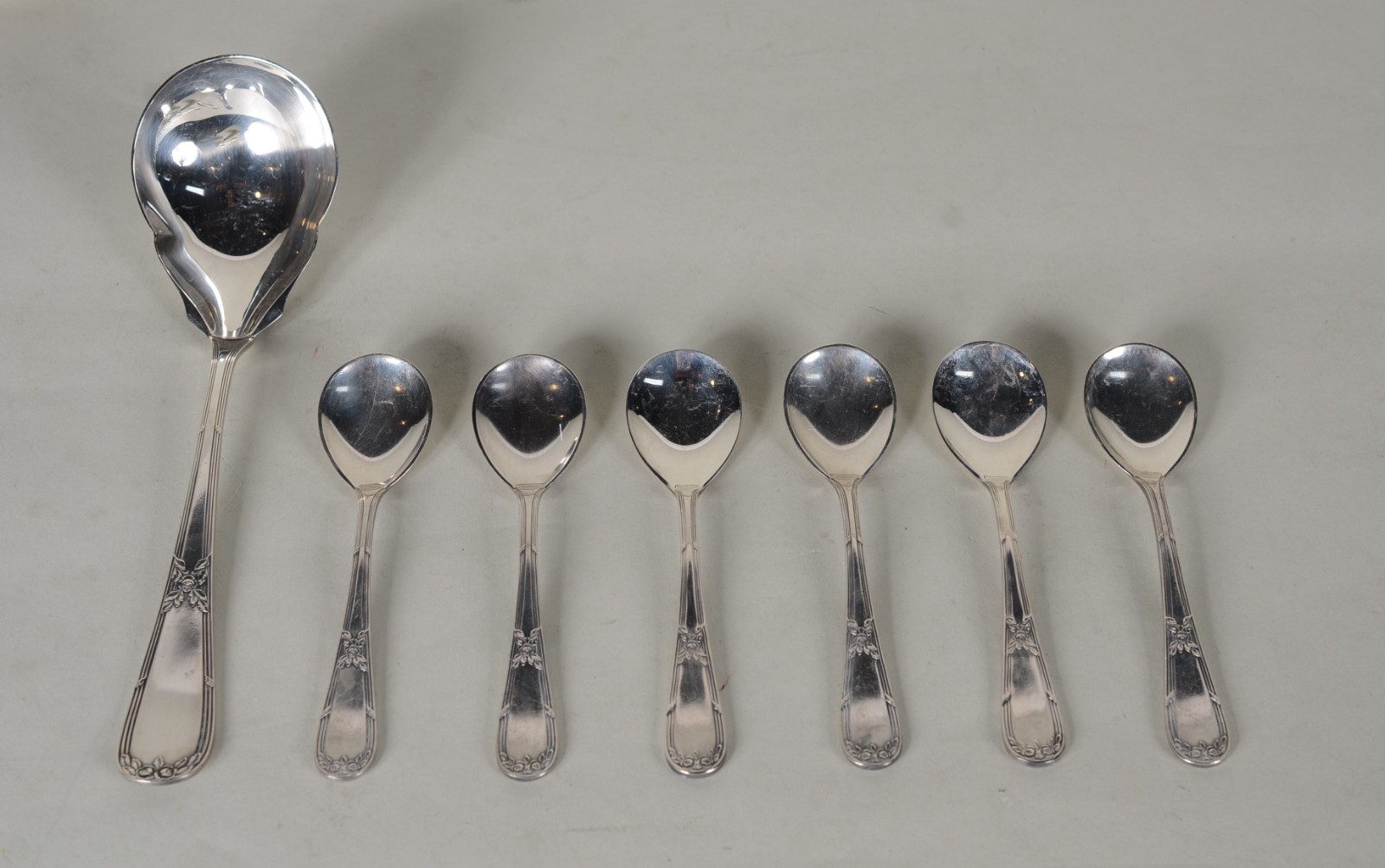 Diversas peças de metal prateado, sendo: conjunto com 6 taças de... - foto 4 de 10