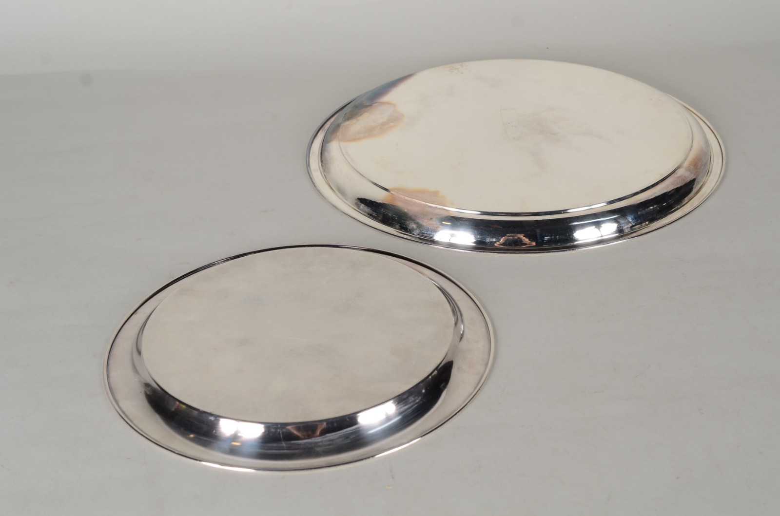 Diversas peças de metal prateado, sendo: conjunto com 6 taças de... - foto 6 de 10