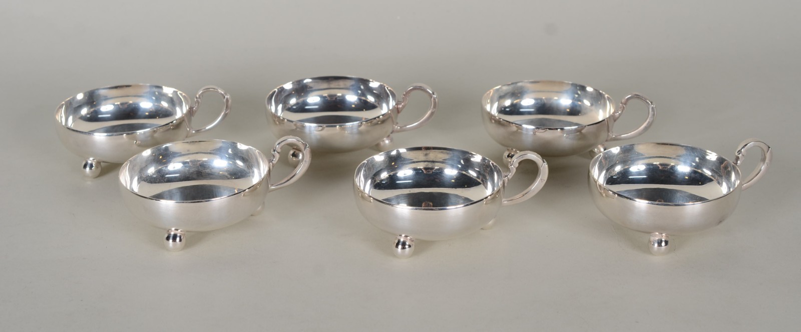 Diversas peças de metal prateado, sendo: conjunto com 6 taças de... - foto 8 de 10