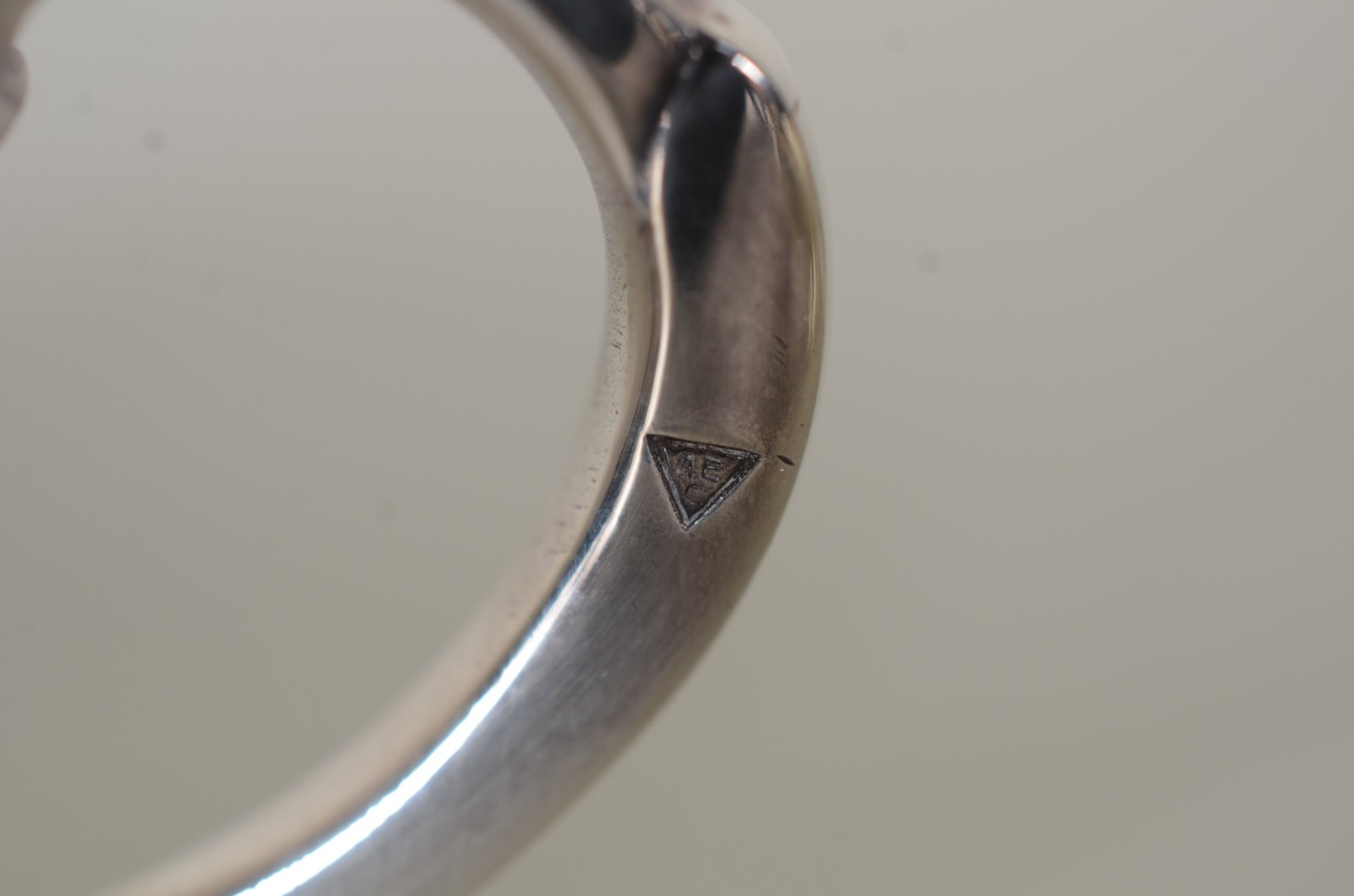 Diversas peças de metal prateado, sendo: conjunto com 6 taças de... - foto 9 de 10
