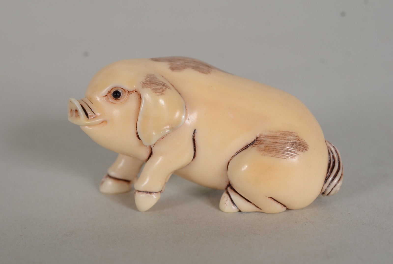 Netsuke de marfim representando porco. - foto 1 de 7