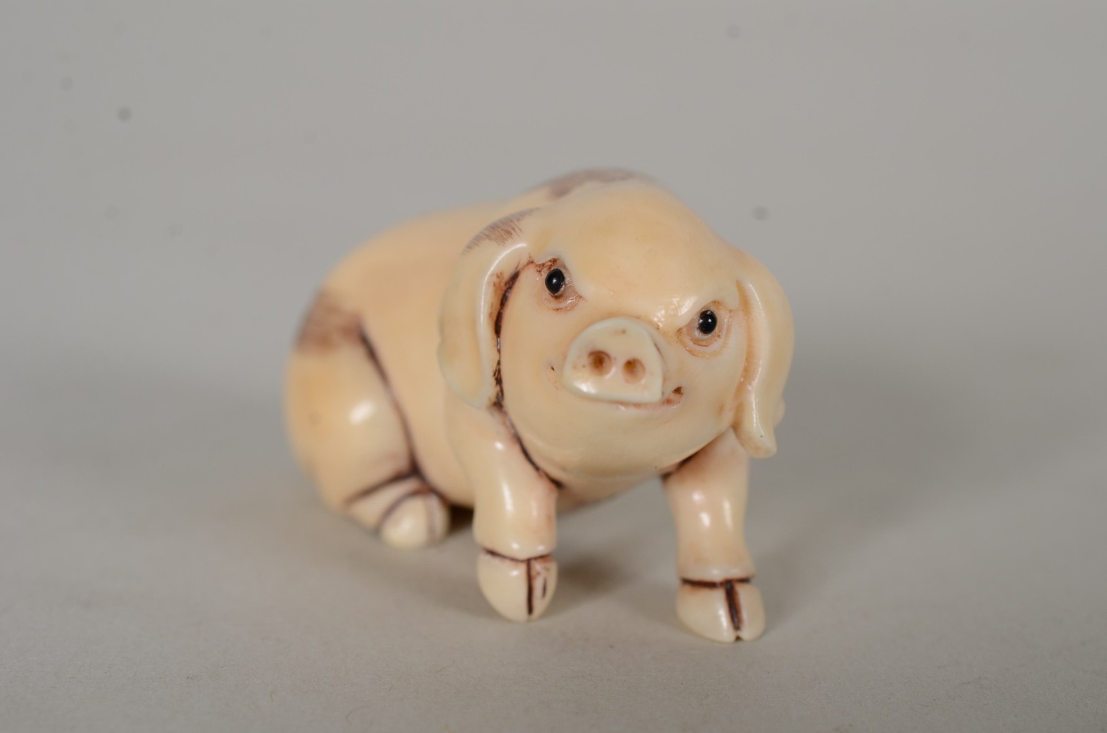 Netsuke de marfim representando porco. - foto 2 de 7