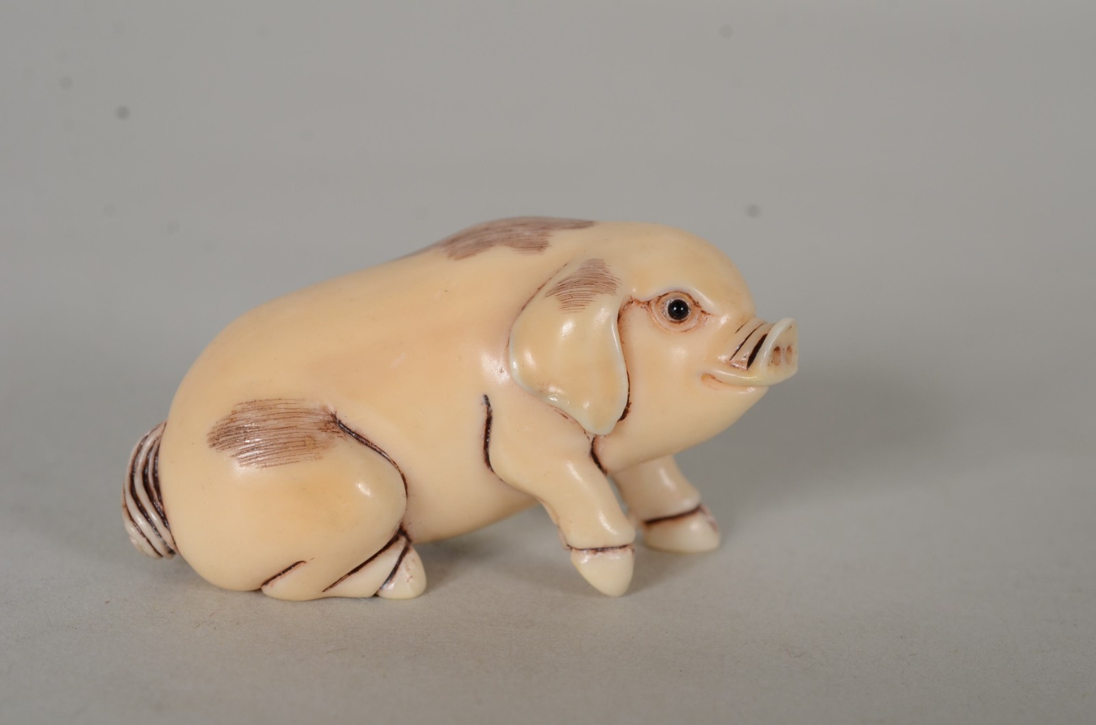 Netsuke de marfim representando porco. - foto 3 de 7