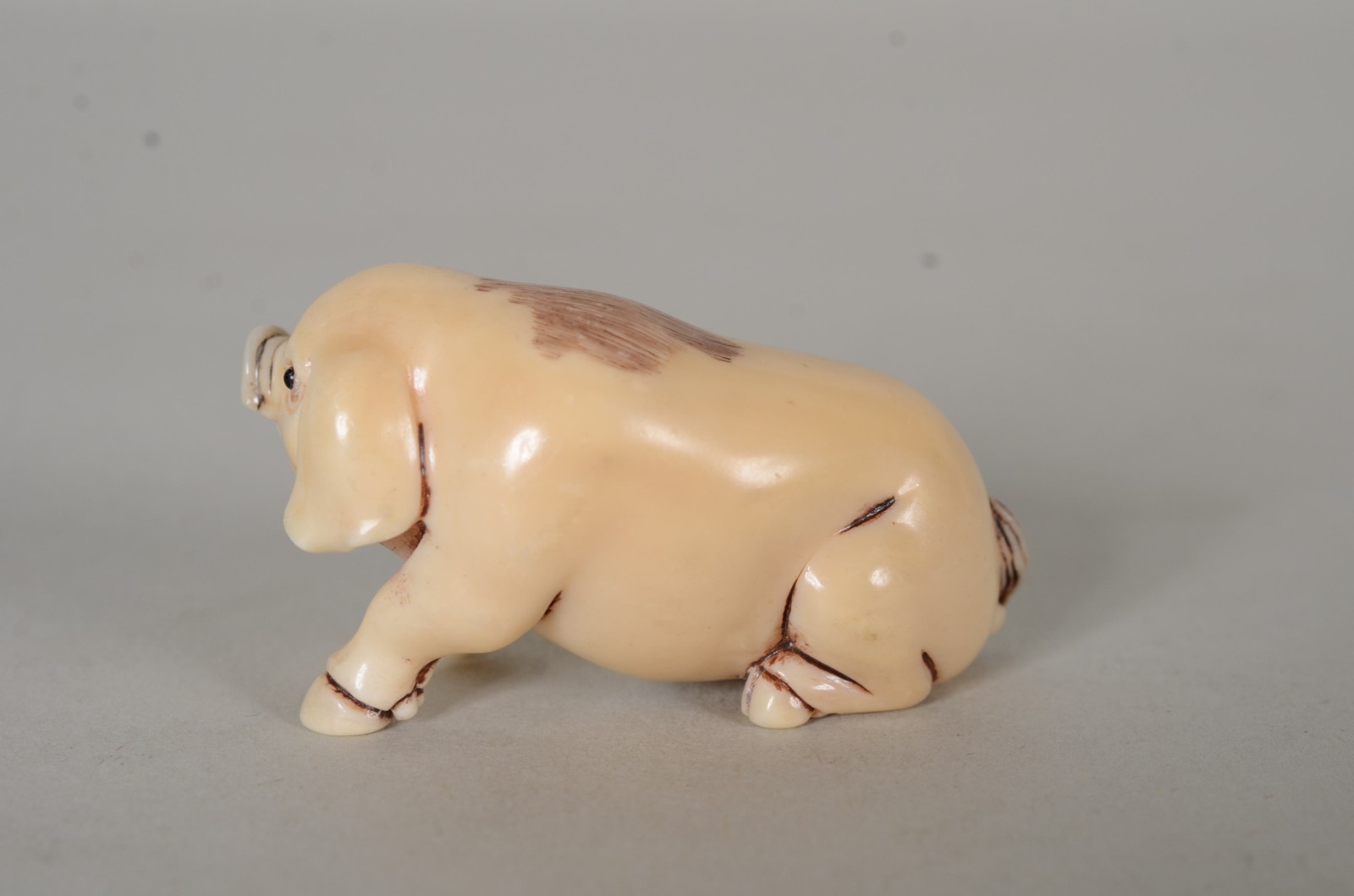 Netsuke de marfim representando porco. - foto 5 de 7