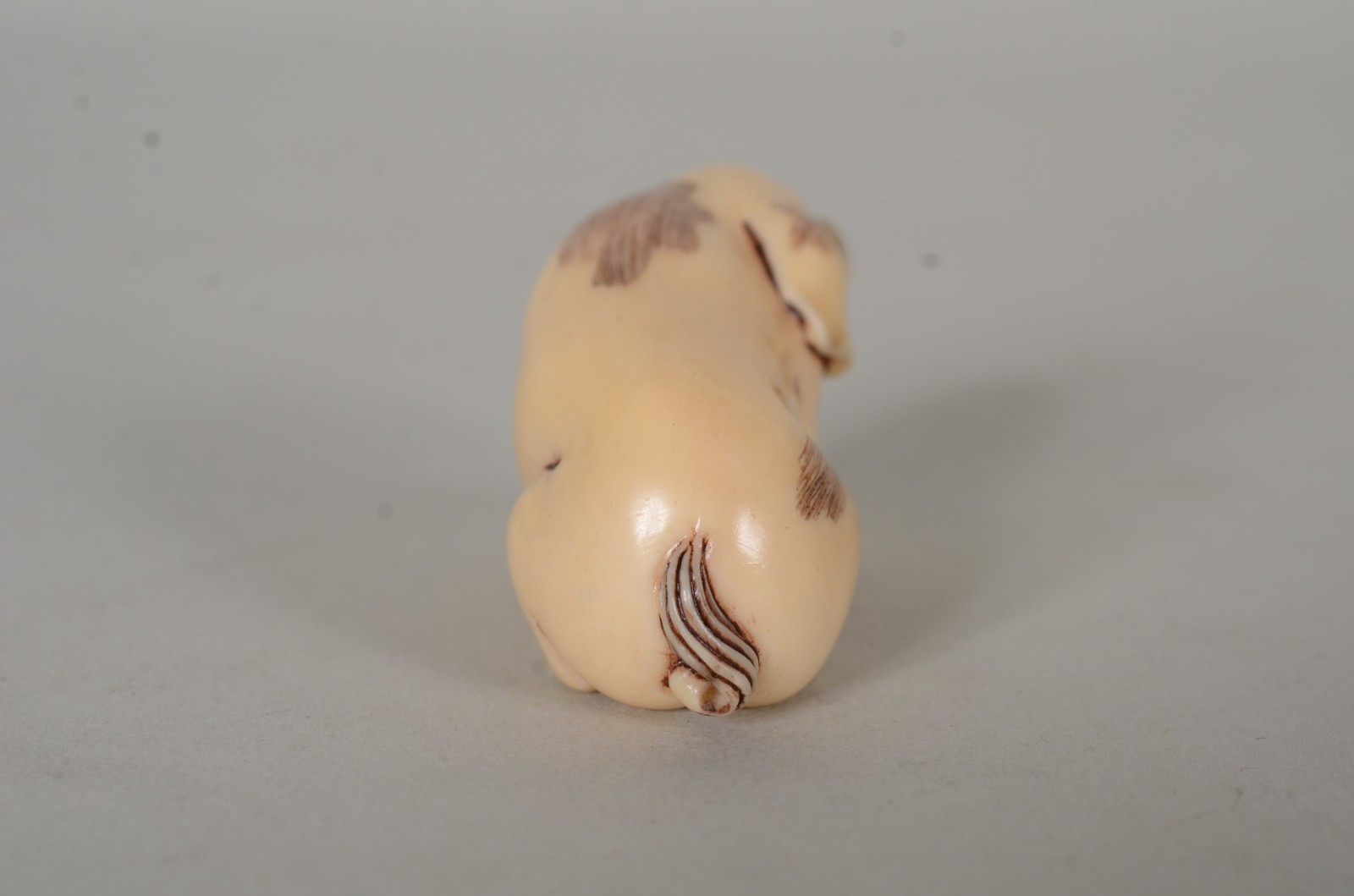Netsuke de marfim representando porco. - foto 6 de 7