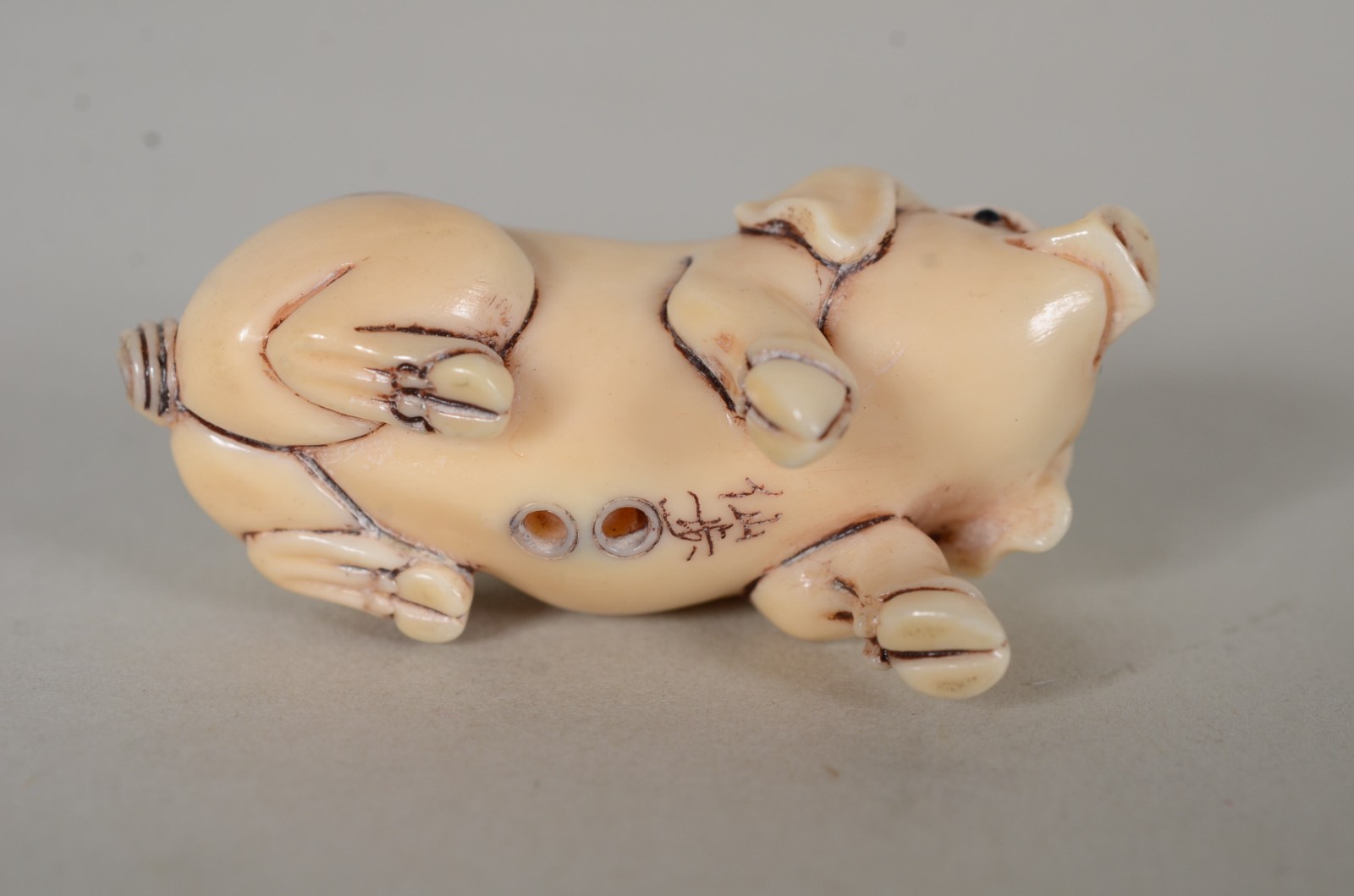 Netsuke de marfim representando porco. - foto 7 de 7