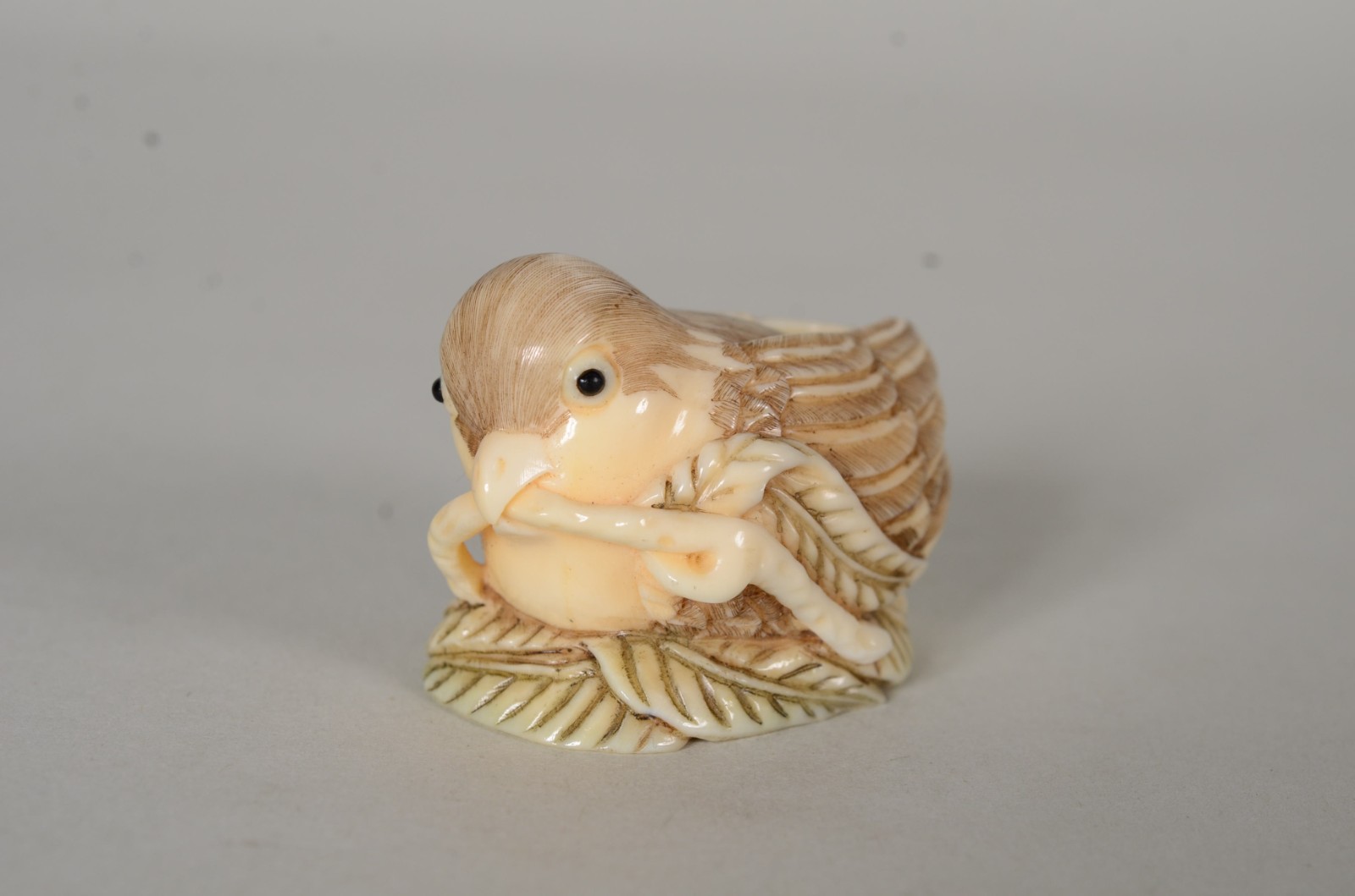 Netsuke de marfim representando pássaro sobre folha, assinado. - foto 1 de 6