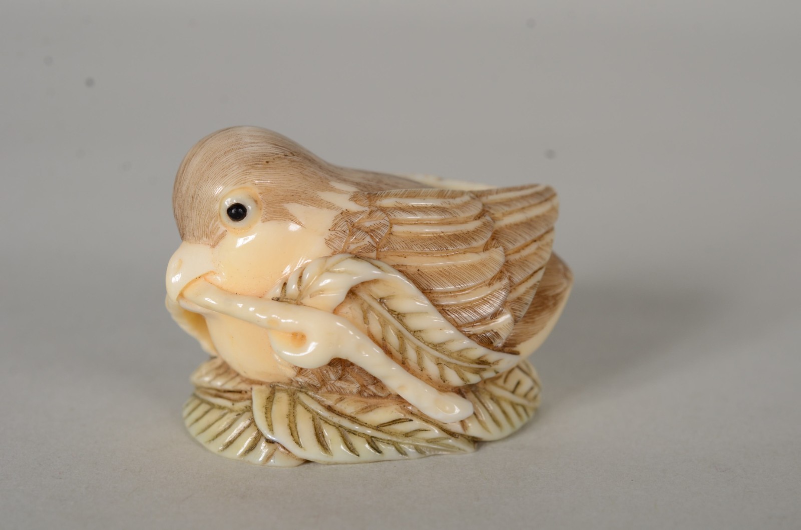 Netsuke de marfim representando pássaro sobre folha, assinado. - foto 4 de 6