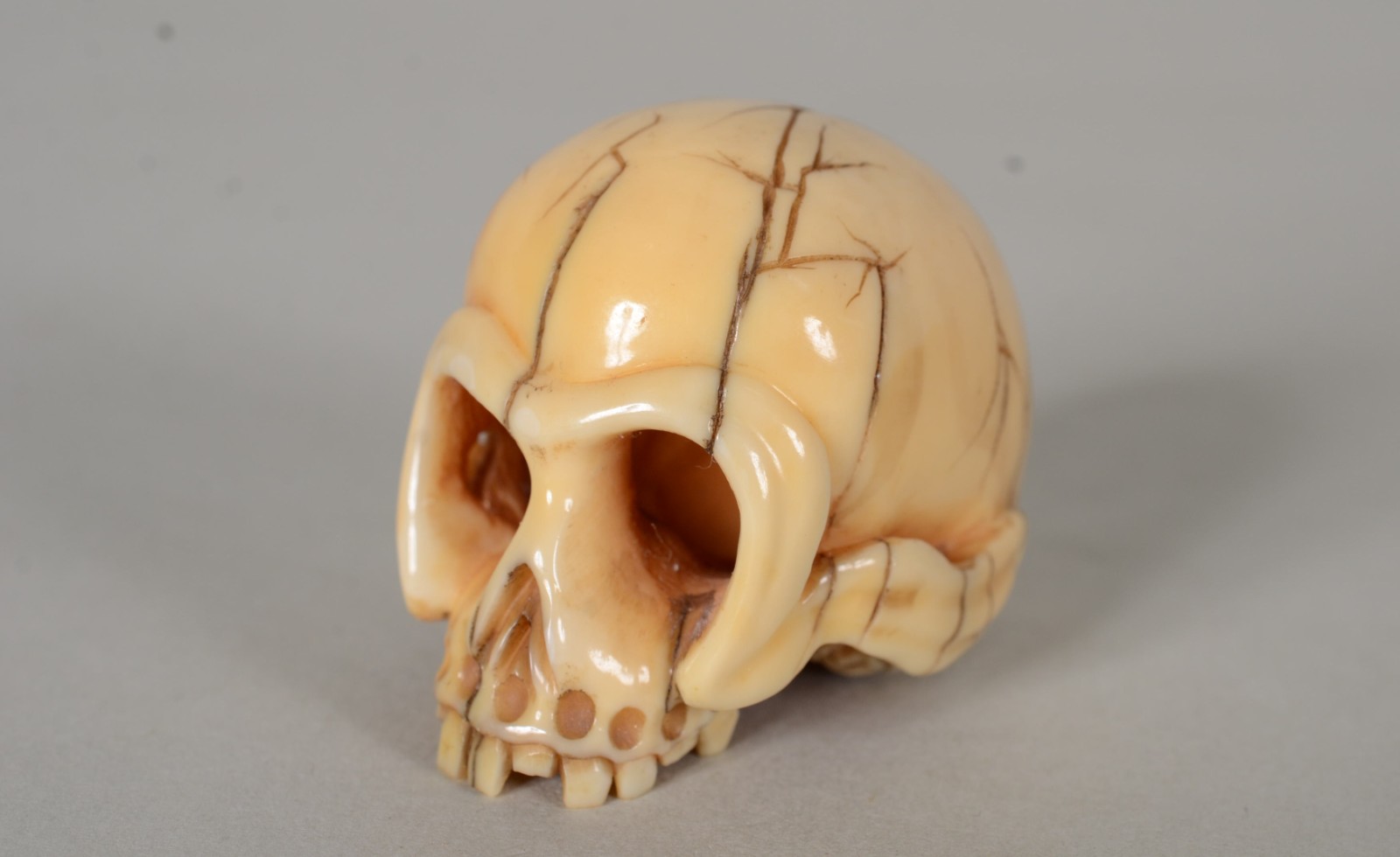 Netsuke de marfim representando caveira, assinada. - foto 1 de 6