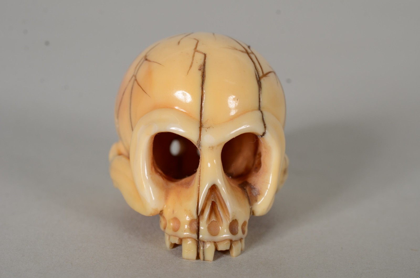 Netsuke de marfim representando caveira, assinada. - foto 2 de 6