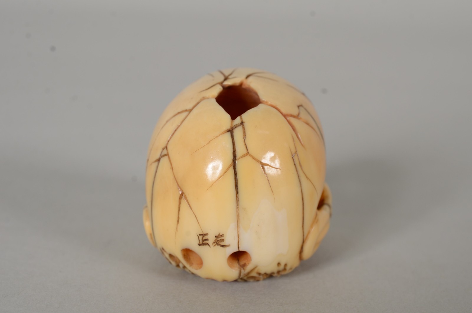 Netsuke de marfim representando caveira, assinada. - foto 4 de 6