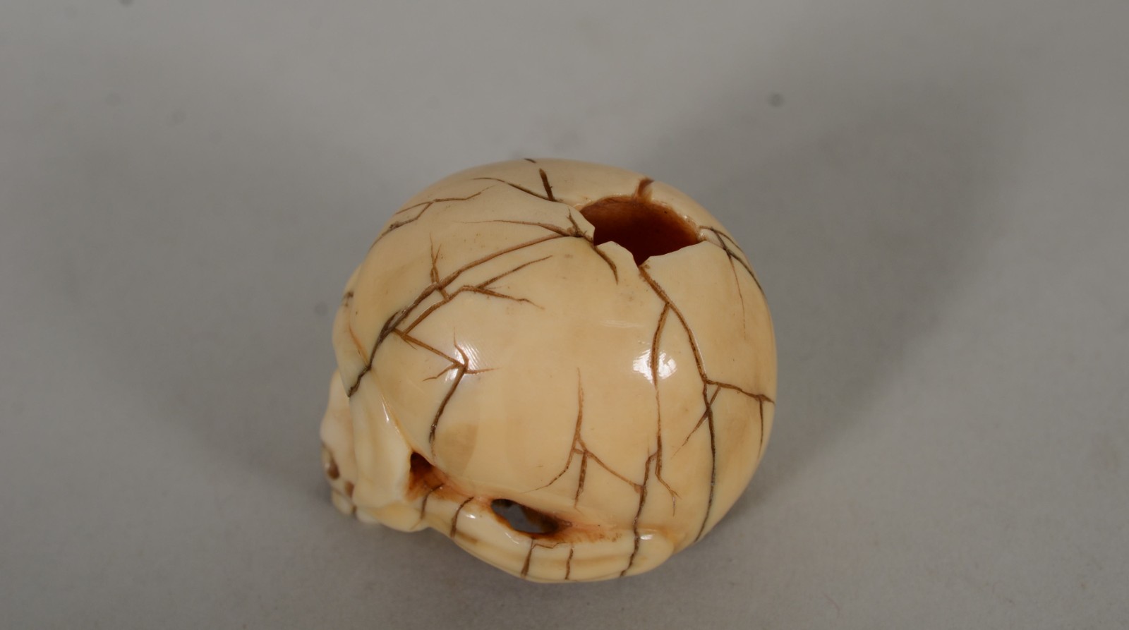 Netsuke de marfim representando caveira, assinada. - foto 6 de 6