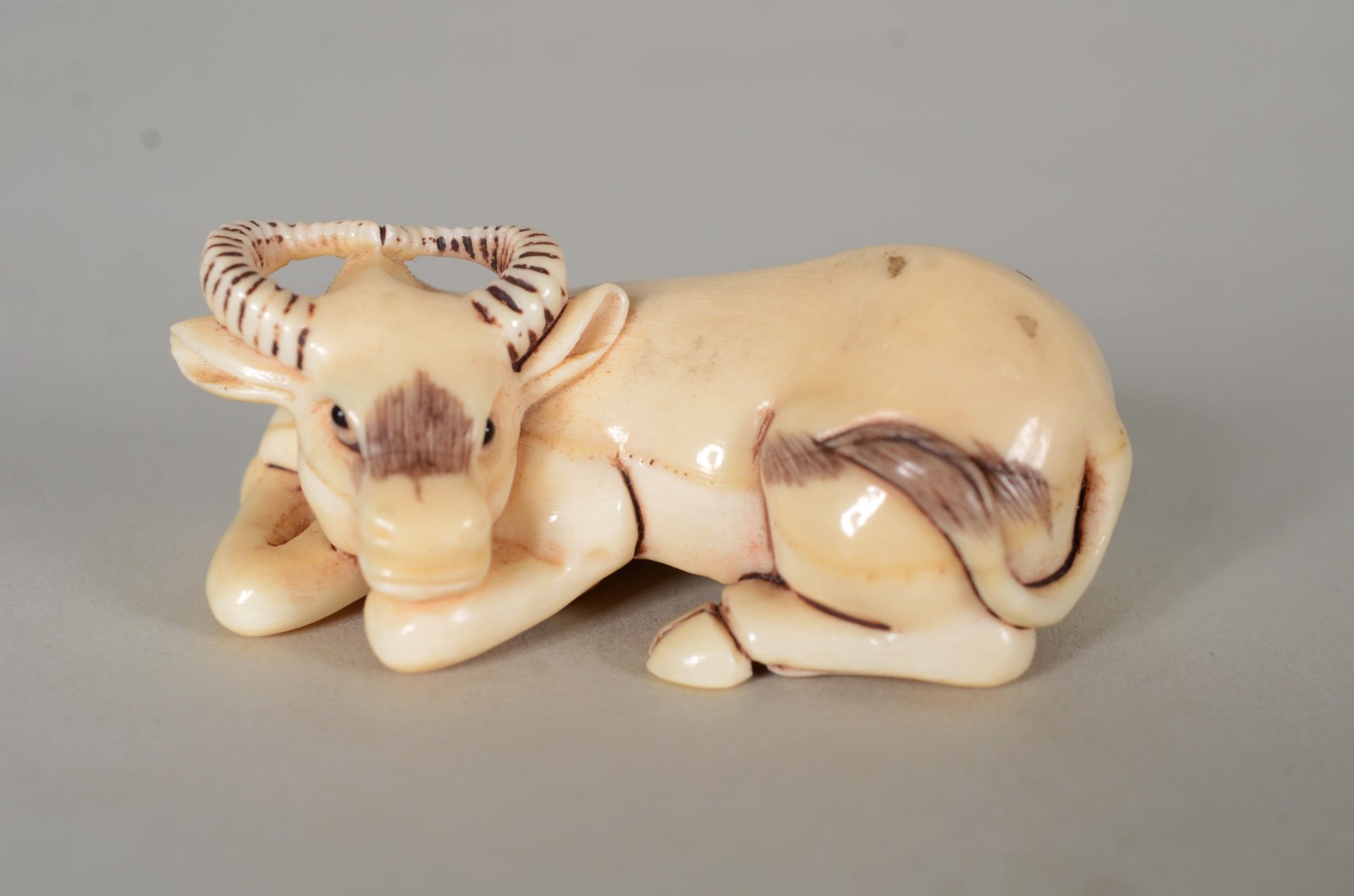 Netsuke de marfim representando touro, assinado. - foto 1 de 5