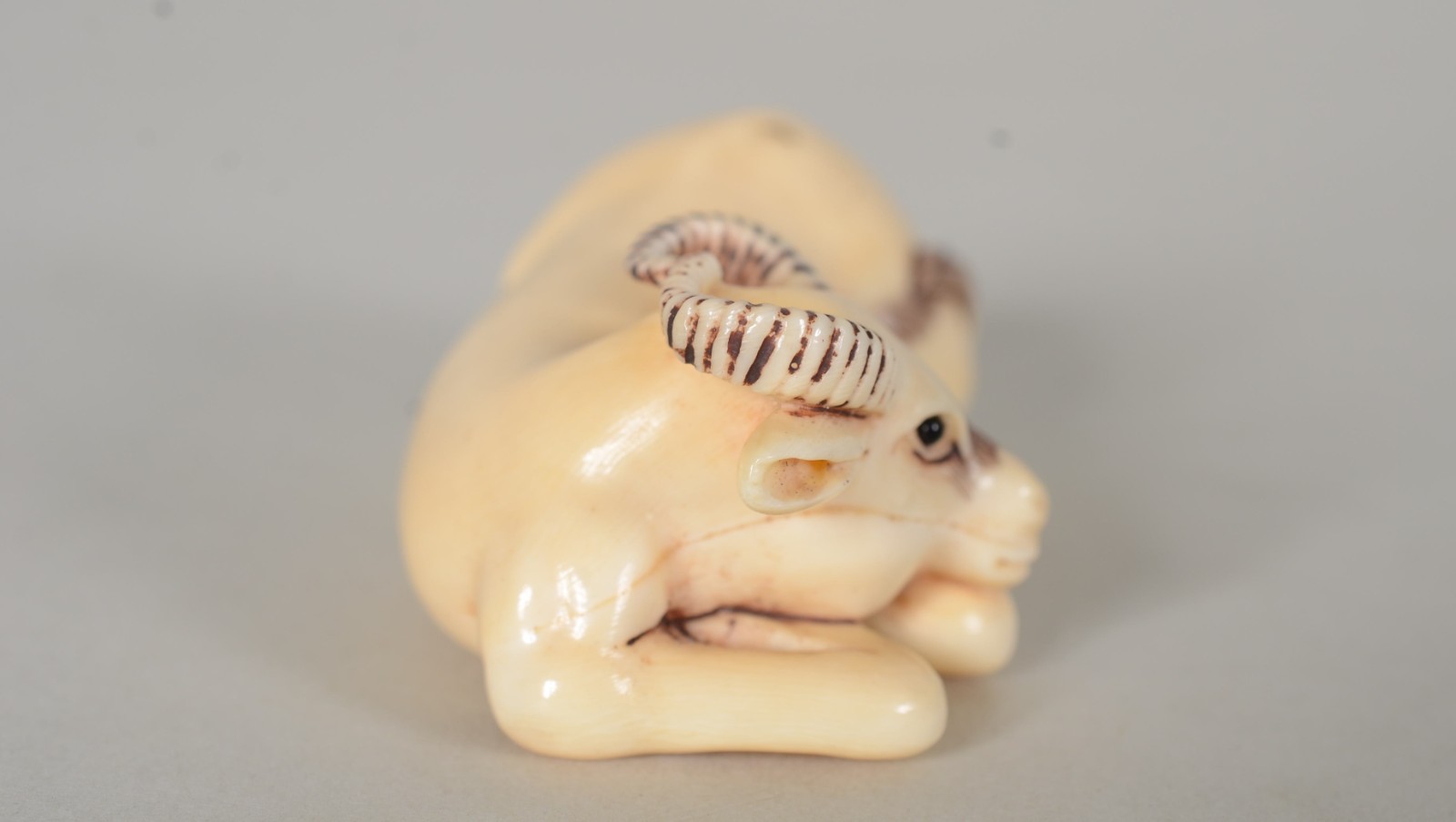 Netsuke de marfim representando touro, assinado. - foto 2 de 5