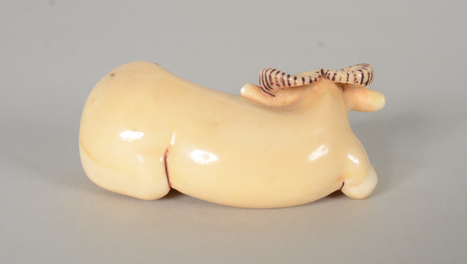 Netsuke de marfim representando touro, assinado. - foto 3 de 5