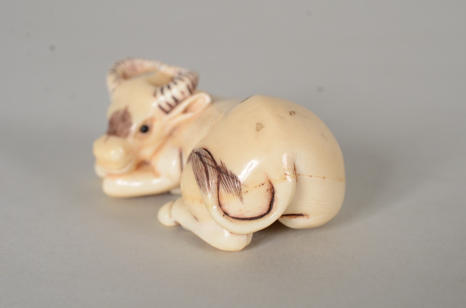 Netsuke de marfim representando touro, assinado. - foto 4 de 5
