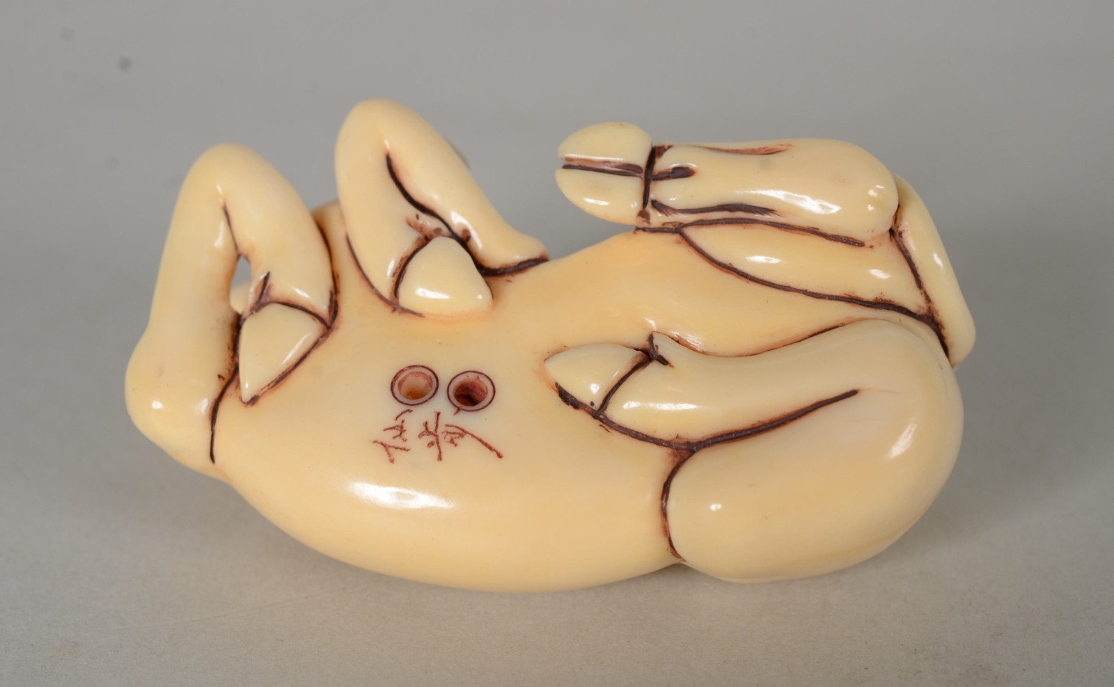 Netsuke de marfim representando touro, assinado. - foto 5 de 5