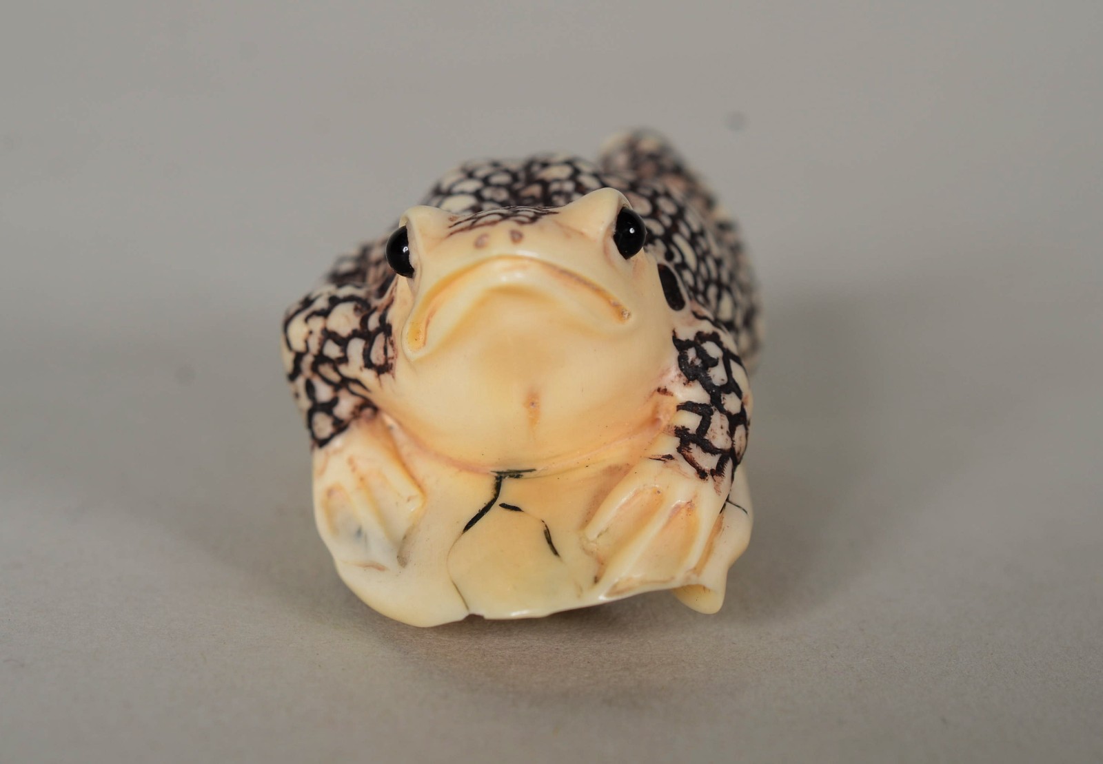 Netsuke de marfim representando sapo, assinado. - foto 2 de 7
