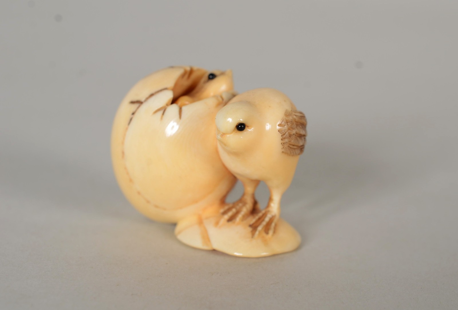 Netsuke de marfim representando pintinhos saindo do ovo. Assinado. - foto 1 de 4