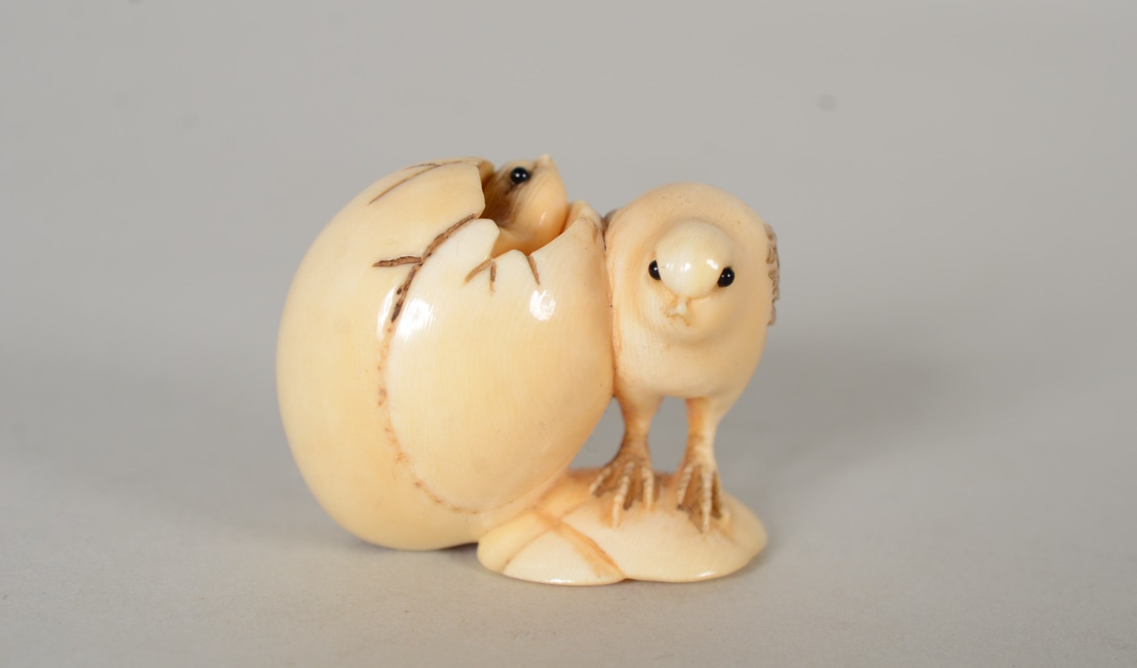 Netsuke de marfim representando pintinhos saindo do ovo. Assinado. - foto 2 de 4