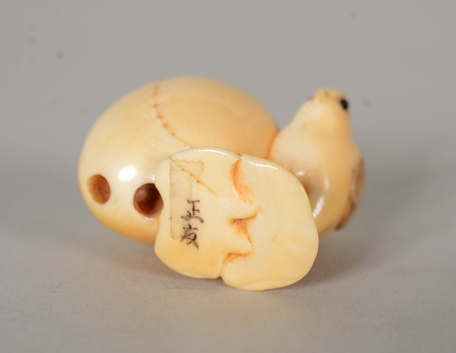 Netsuke de marfim representando pintinhos saindo do ovo. Assinado. - foto 4 de 4