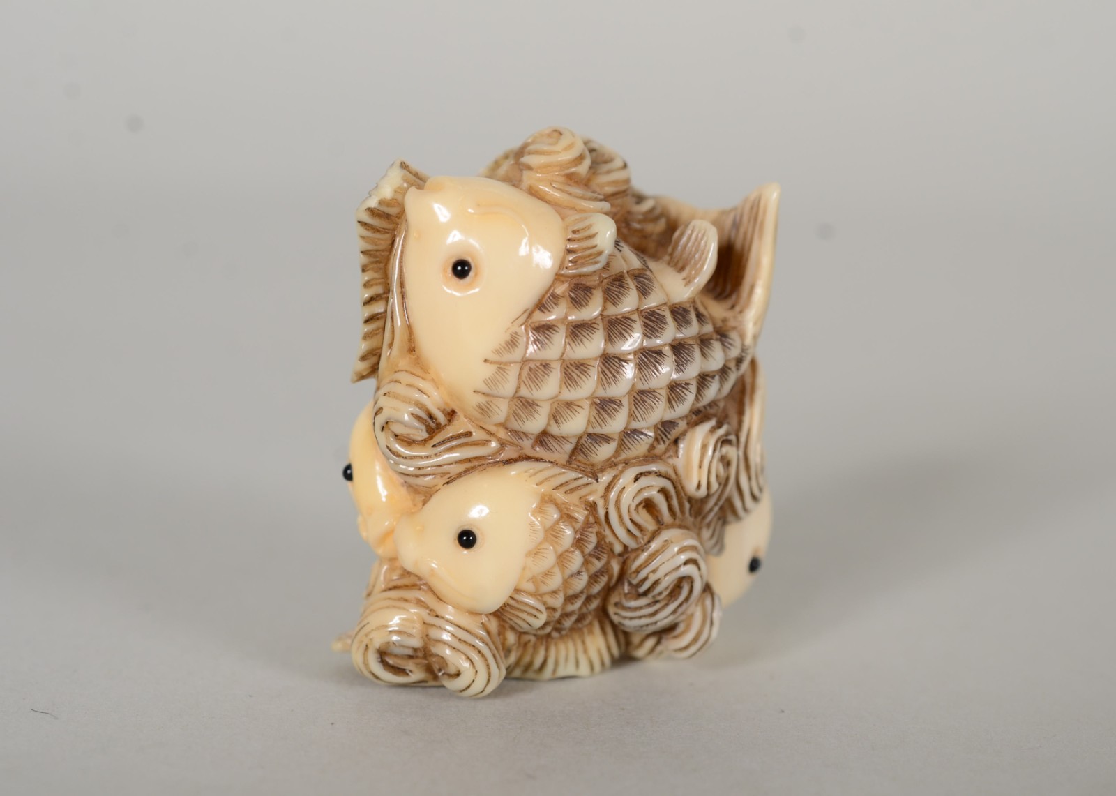 Netsuke de marfim representando peixes. - foto 1 de 5