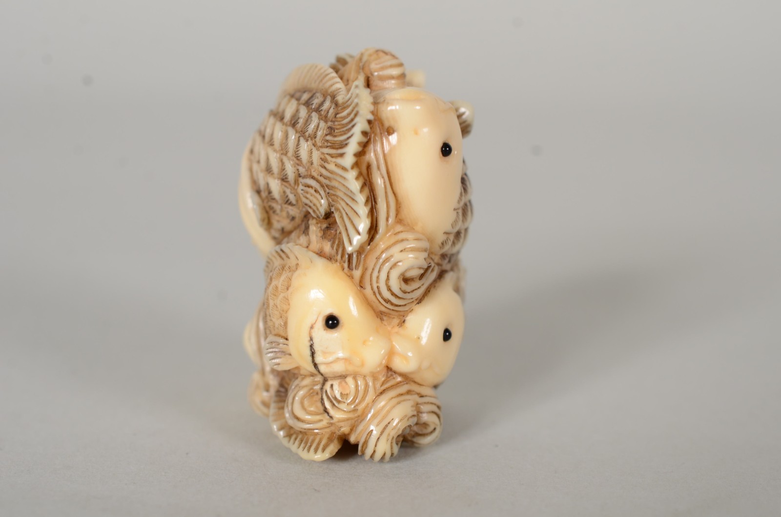 Netsuke de marfim representando peixes. - foto 2 de 5