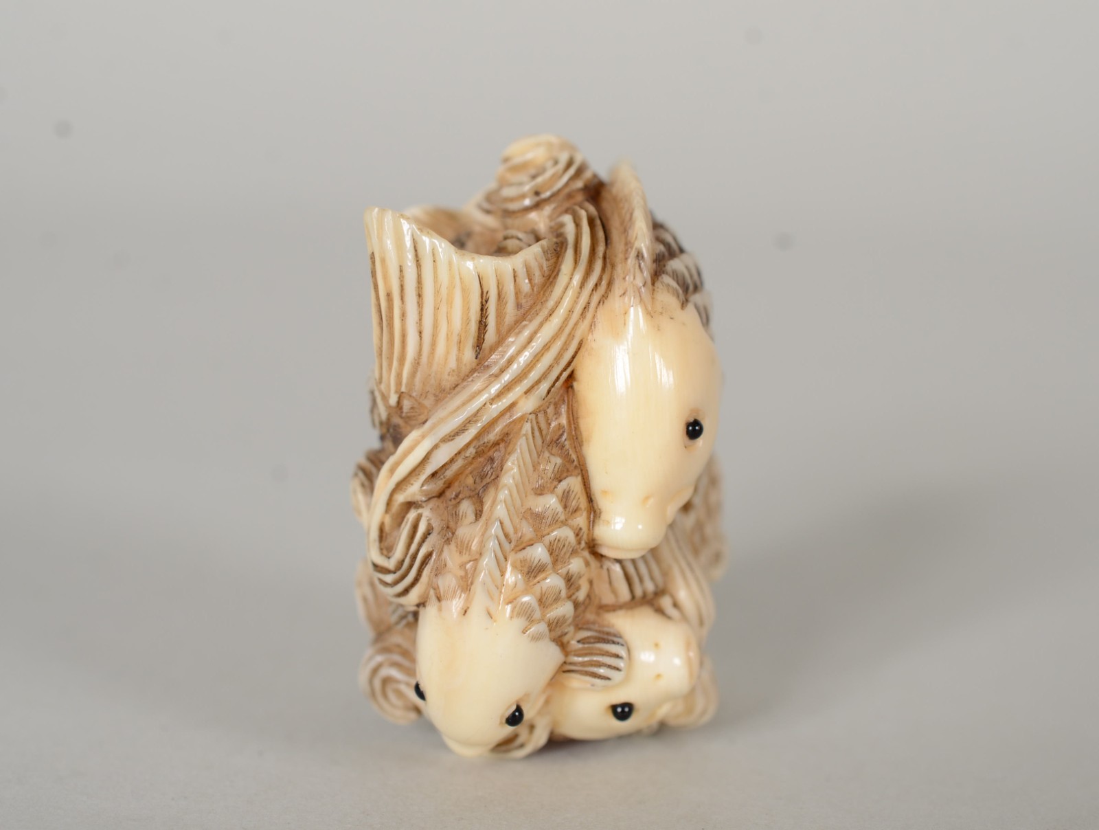 Netsuke de marfim representando peixes. - foto 3 de 5