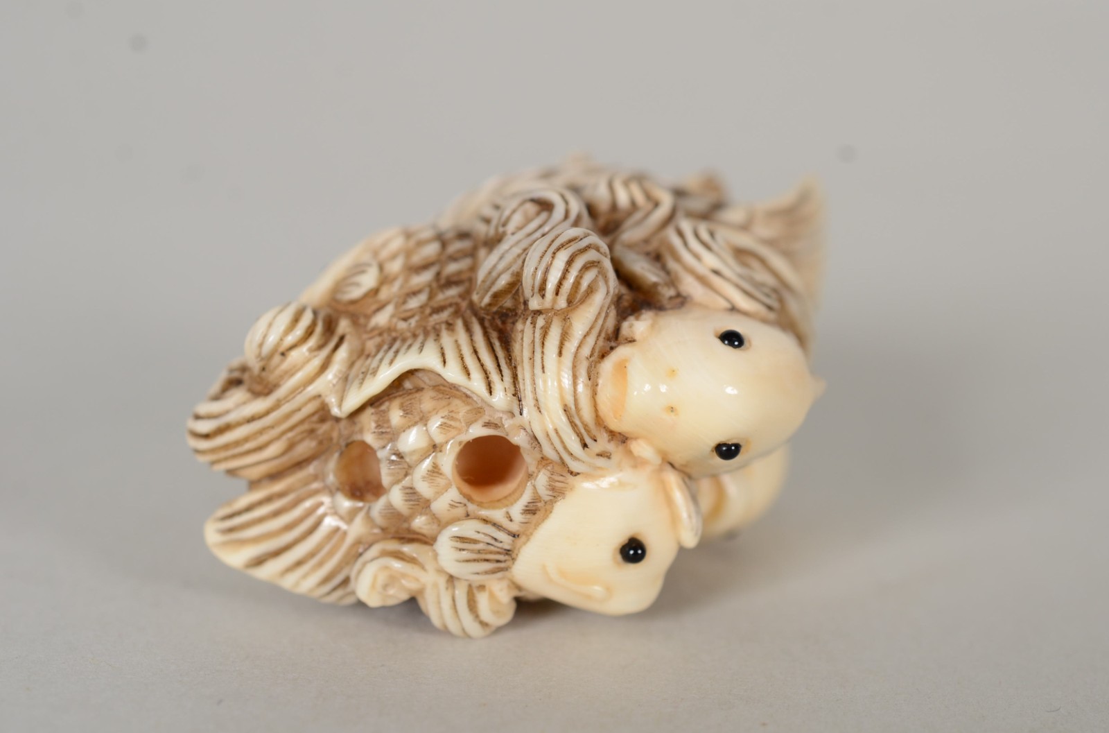 Netsuke de marfim representando peixes. - foto 5 de 5