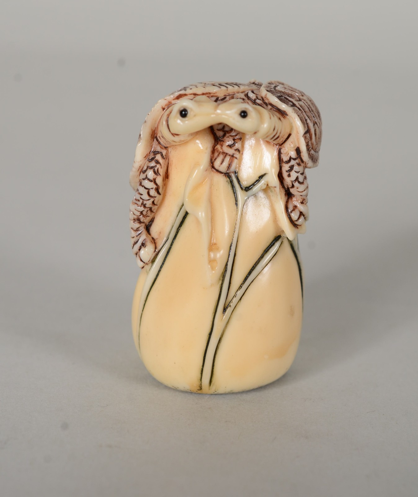 Netsuke de marfim representando tartarugas, assinado. - foto 1 de 5