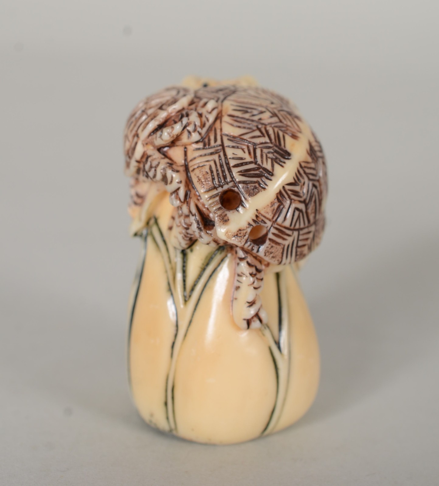 Netsuke de marfim representando tartarugas, assinado. - foto 2 de 5
