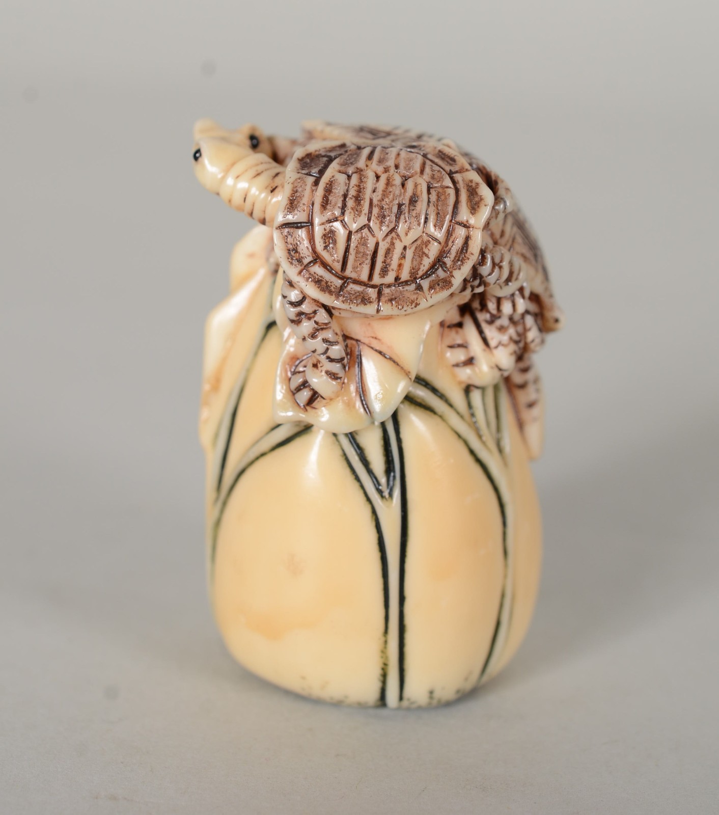 Netsuke de marfim representando tartarugas, assinado. - foto 3 de 5