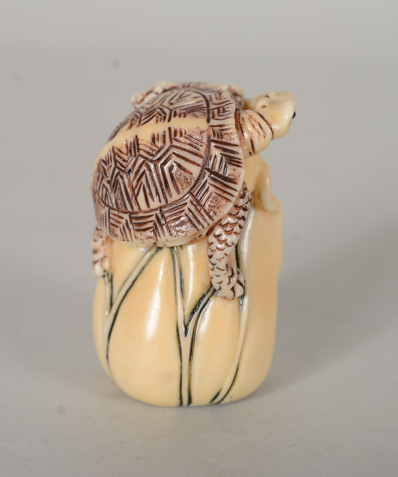 Netsuke de marfim representando tartarugas, assinado. - foto 4 de 5