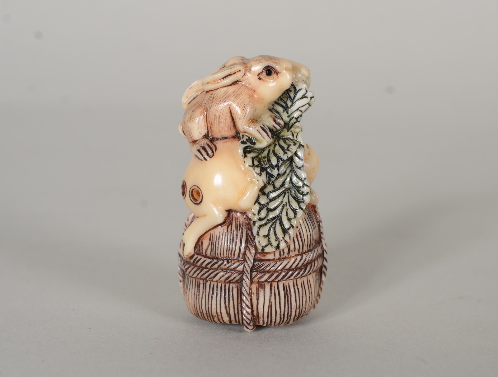 Netsuke de marfim representando coelho com filhote. - foto 1 de 6