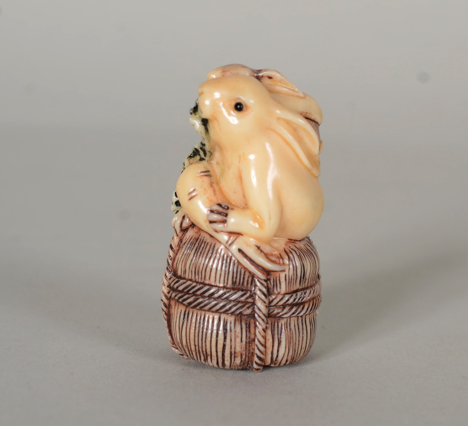 Netsuke de marfim representando coelho com filhote. - foto 2 de 6