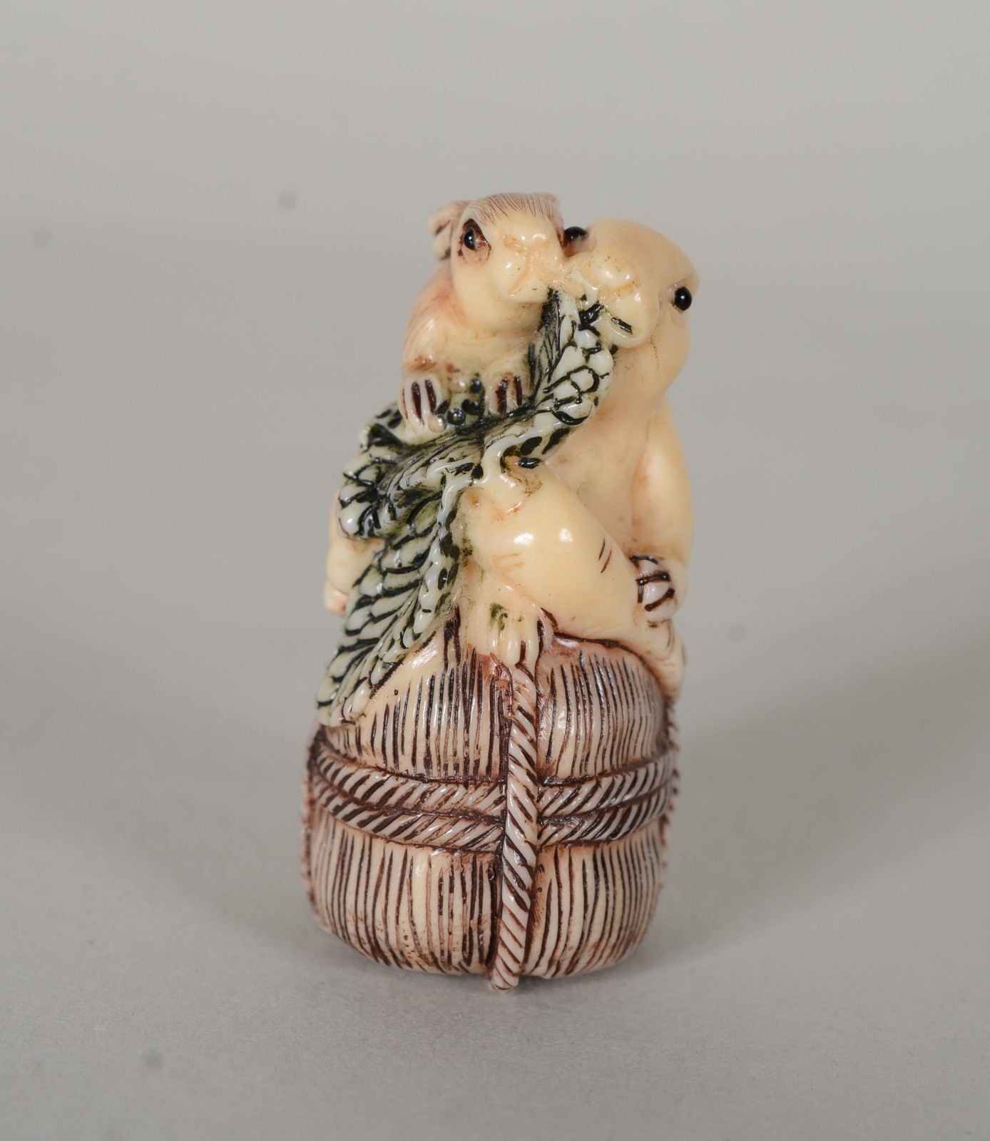 Netsuke de marfim representando coelho com filhote. - foto 3 de 6