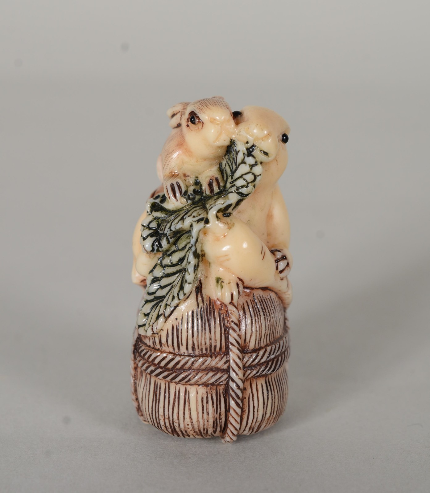 Netsuke de marfim representando coelho com filhote. - foto 4 de 6