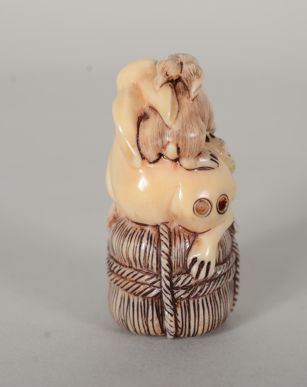 Netsuke de marfim representando coelho com filhote. - foto 5 de 6