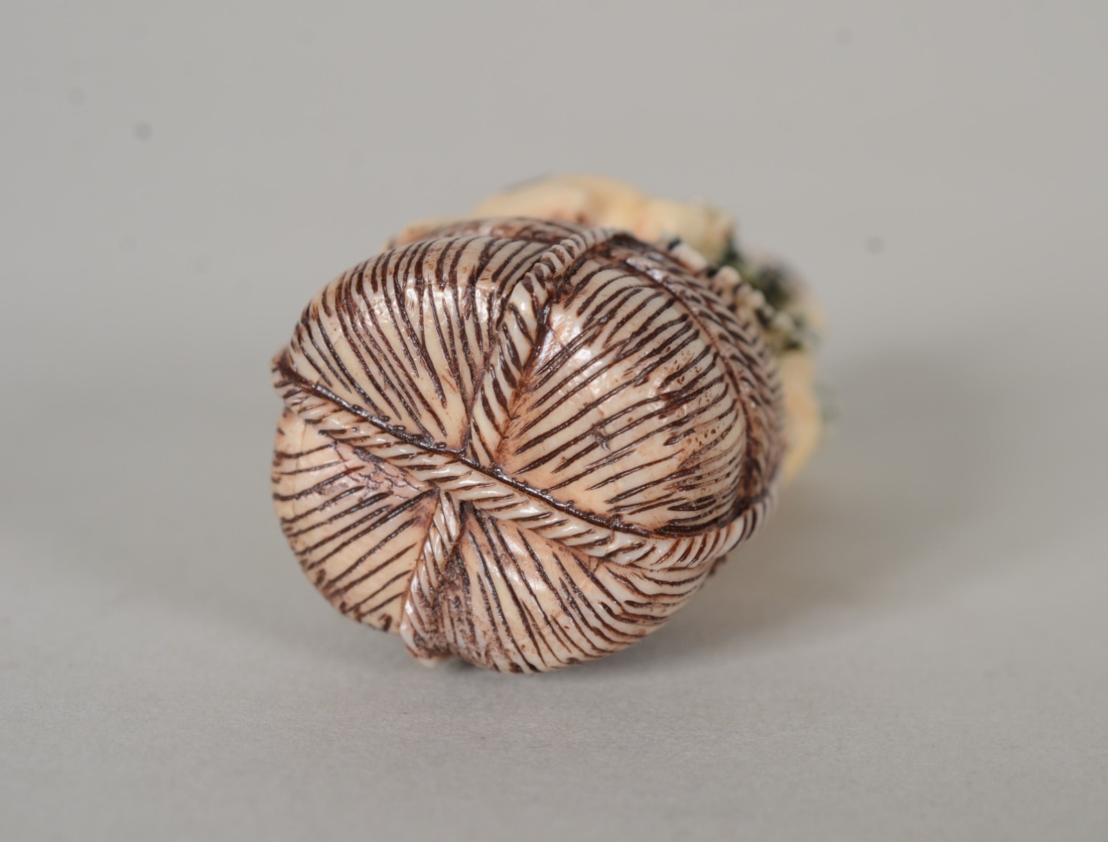 Netsuke de marfim representando coelho com filhote. - foto 6 de 6