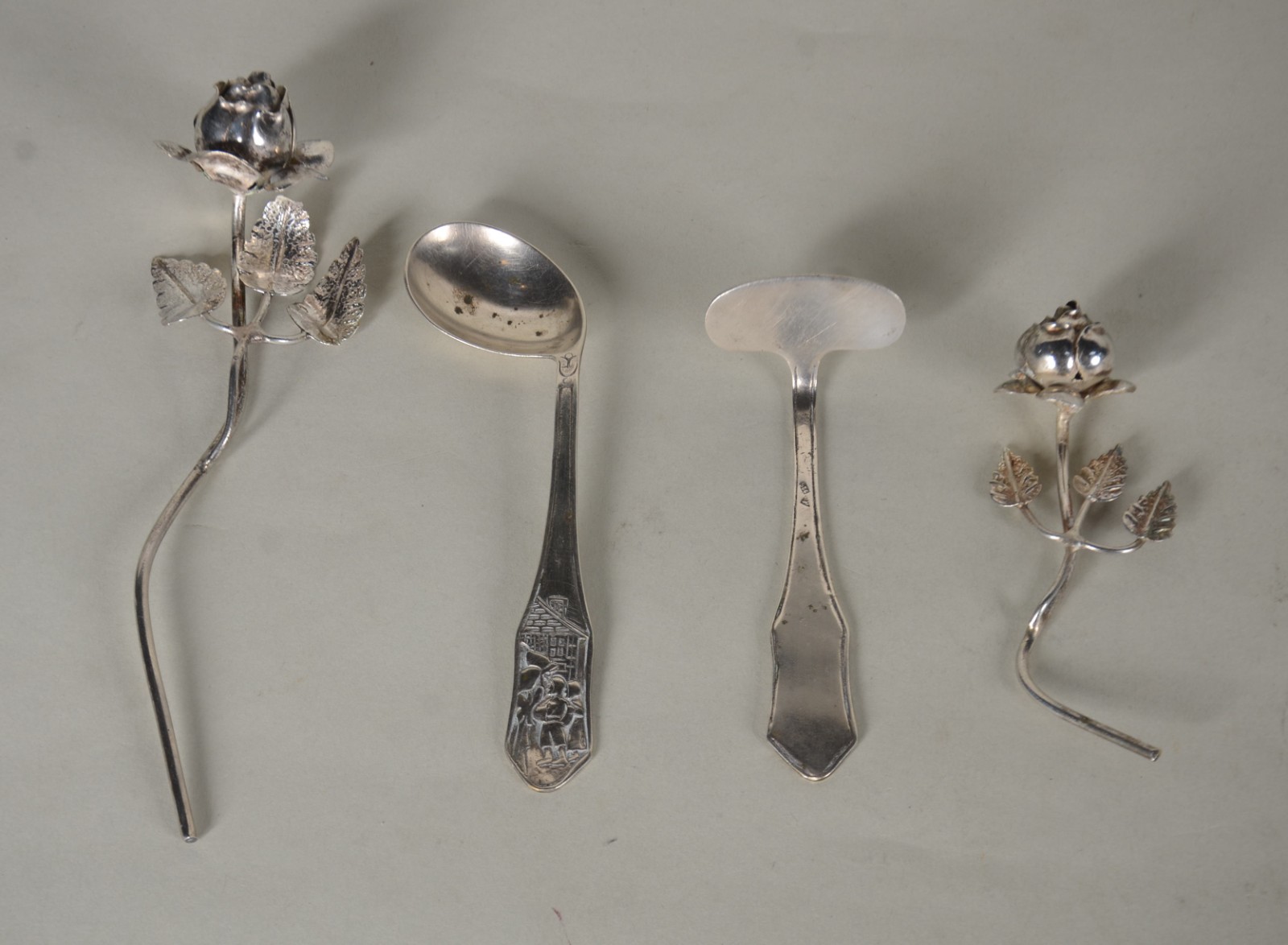 Diversas peças, sendo: 2 espátulas, 12 espetos para petiscos com... - foto 5 de 10
