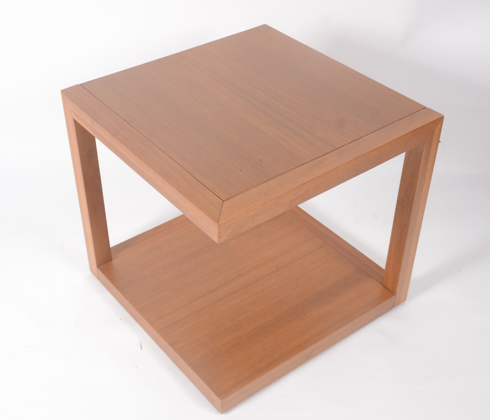 Mesa auxiliar de madeira clara, design moderno, tampo e base... - foto 4 de 8