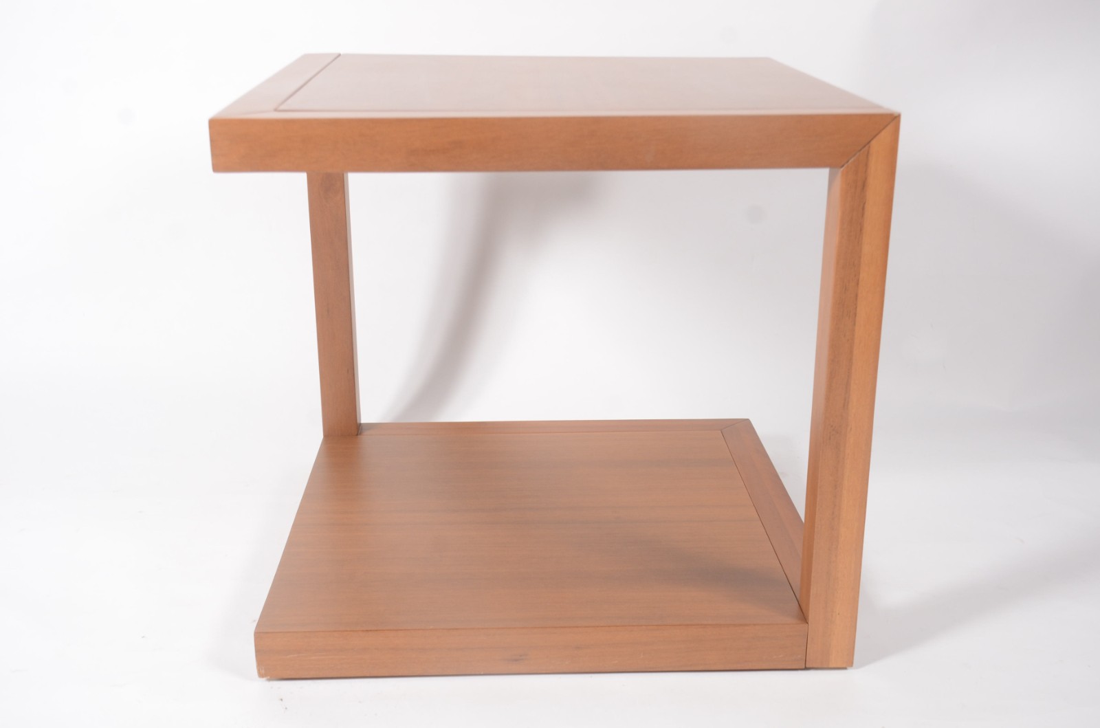 Mesa auxiliar de madeira clara, design moderno, tampo e base... - foto 6 de 8